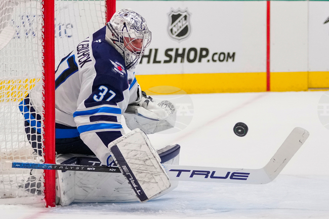 Вратарят Конър Хелебък спечели наградите за най-полезен играч през сезона в НХЛ и за най-добър вратар