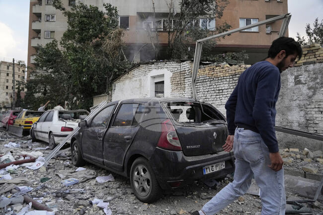 Най-малко трима души са убити при израелски удар с дрон срещу линейка в Иран, съобщиха иранските медии