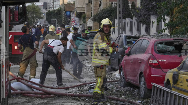 Най-малко четирима души загинаха и няколко бяха ранени при експлозии в различни части на Иран, съобщават ирански медии