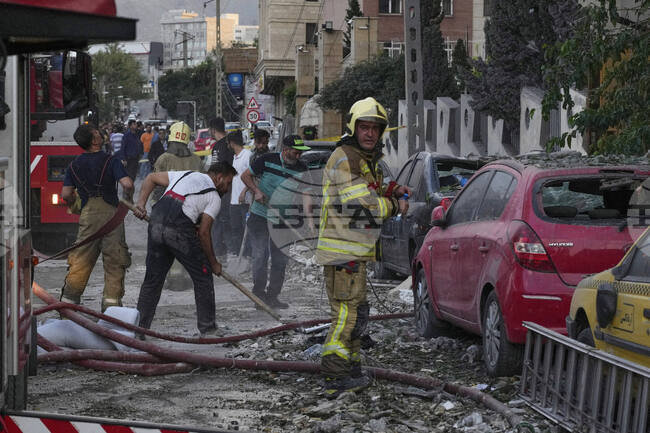 Най-малко петима души загинаха и няколко бяха ранени при експлозии в различни части на Иран, съобщават ирански медии