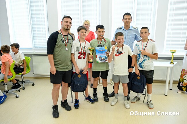 Заместник-кметът Пепа Чиликова отличи големия победител в състезанието „Ваканция, здравей! Да играем безопасно“