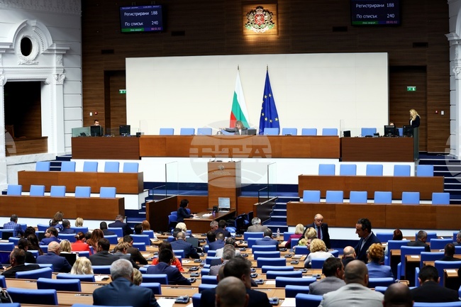 С декларации на ГЕРБ-СДС, "Има такъв народ" и "Възраждане" започна днешното пленарно заседание