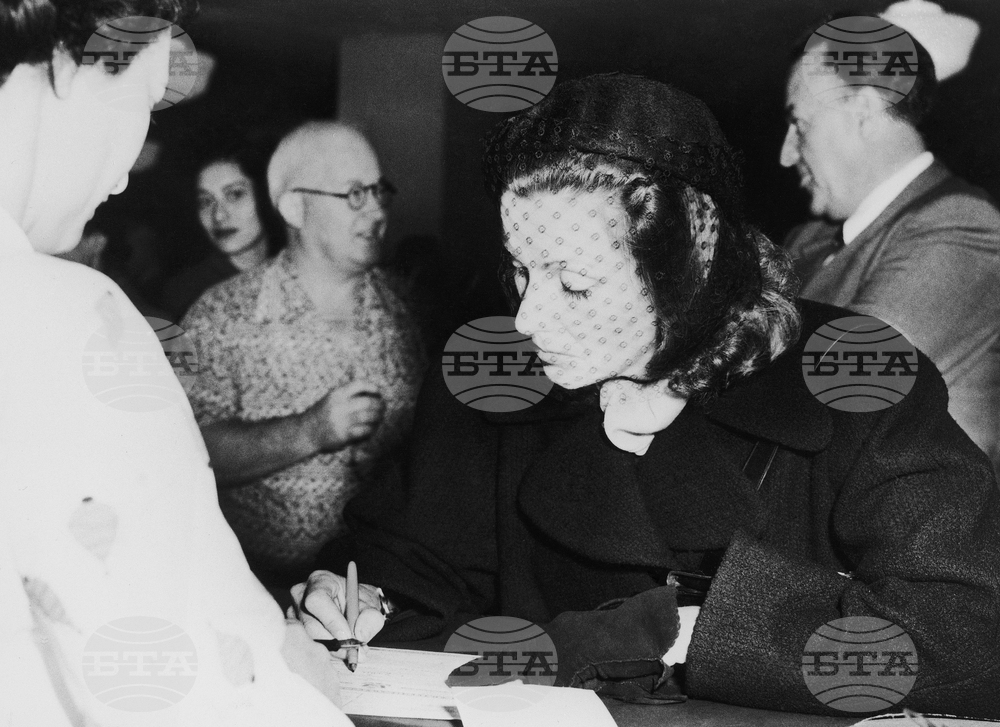 Урната с праха на шведската актриса Грета Гарбо е погребана в Стокхолм на 16 юни 1999 г., повече от девет години след смъртта ѝ 