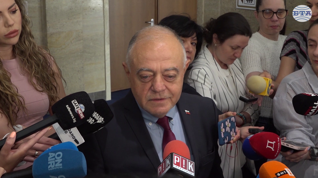 Репресивната власт в държавата днес се упражнява само от хора, които са изпълняващи функциите, коментира Атанас Атанасов