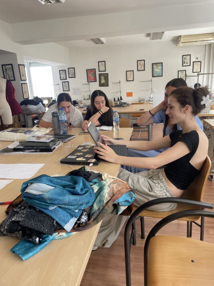 Столична община, район Банкя: Ателие Дизайн на костюми към Проект Богини на водата усилено работи