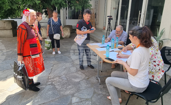 Над 40 индивидуални изпълнители и групи участват в извънредно прослушване в Хасково за събора в Копривщица