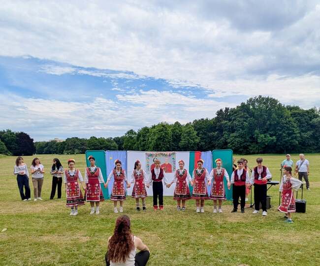 С песни, танци и игри от Българското училище „Паисий Хилендарски“ в Мюнхен отбелязаха Деня на детето и 24 май