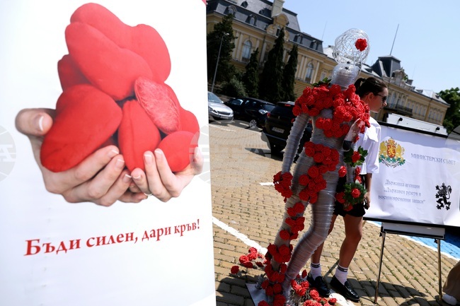 С човек от тел и червени цветя ученици в София призоваха за повече кръводарители 