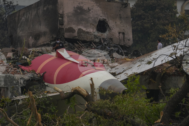 Експерти от индийската авиационна индустрия смятат, че е рано да се каже каква е причината за самолетната катастрофа в Ахмедабад