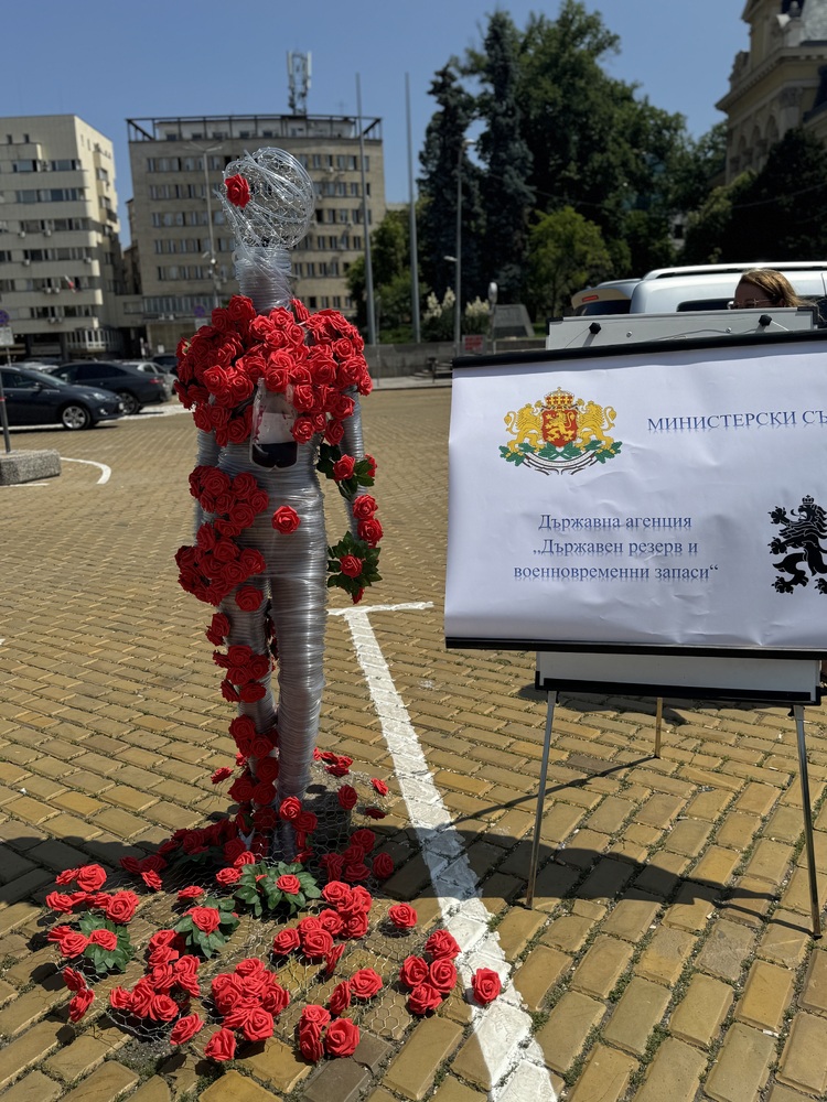 Полупразна кръвна банка и рози – ученици и ДА ДРВВЗ с призив за живот чрез кръводаряване