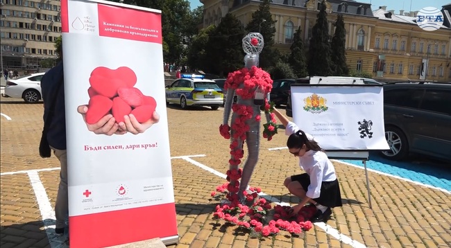 С човек от тел и червени цветя ученици в София призоваха за повече кръводарители