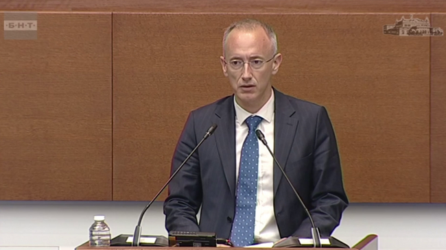 Министерството на образованието започна програма с учителите, за да говорят с учениците за противодействие на наркотиците, каза Красимир Вълчев