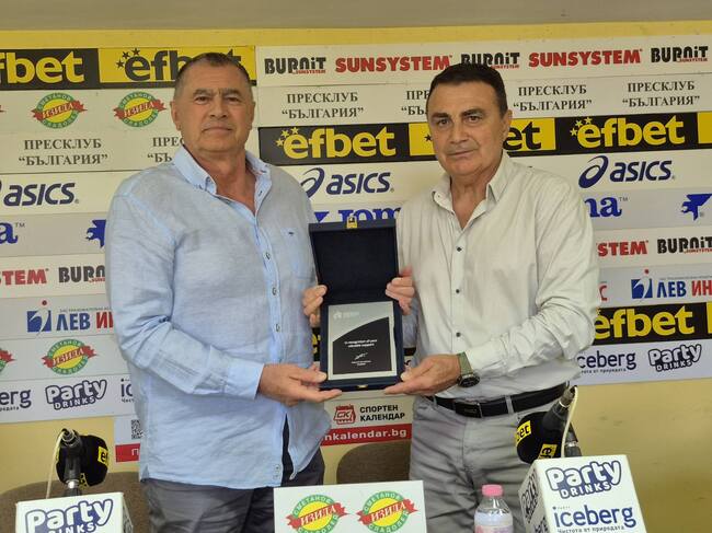 Добромир Карамаринов награди Христо Стоянов за заслуги към Европейската атлетика