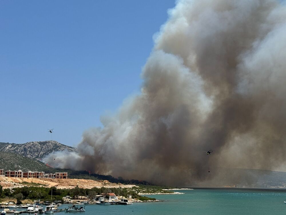 Пожар в района на турския град Измир наложи евакуация 