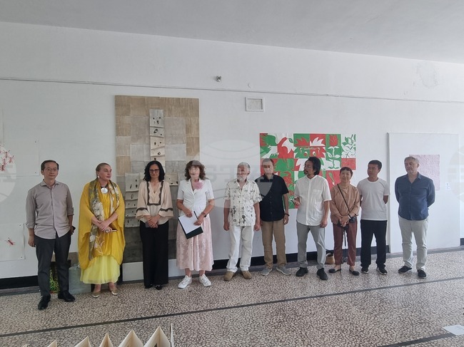 Творци от Китай, България и Франция показват свои произведения в изложба в Левски 