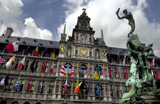 Белга: Политици от две партии настояват израелското знаме да бъде свалено от фасадата на кметството в Антверпен