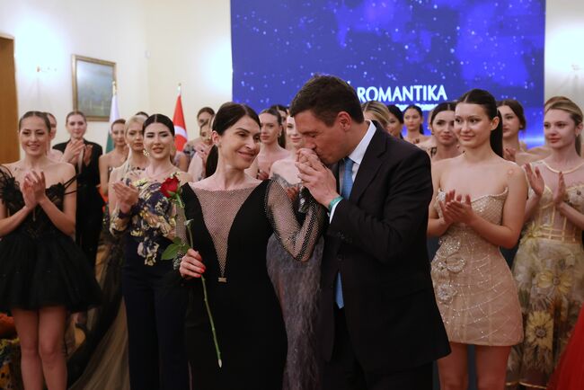 Българският моден дизайнер София Борисова представи колекция висша мода на ревю в Анкара