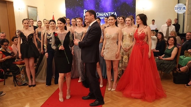 Българският моден дизайнер София Борисова представи колекция висша мода на ревю в Анкара