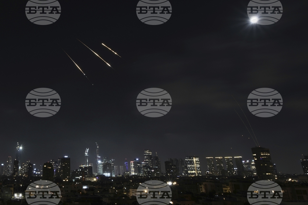 Групата от 13 български творци, които са в Тел Авив за фестивал, са добре и не губят вяра 