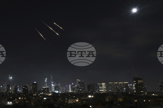 Групата от 13 български творци, които са в Тел Авив за фестивал, са добре и не губят вяра 