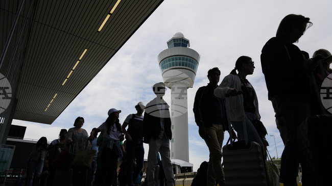 Летище "Схипхол" в Амстердам очаква утре да бъдат отменени стотици полети заради тежката зимна обстановка