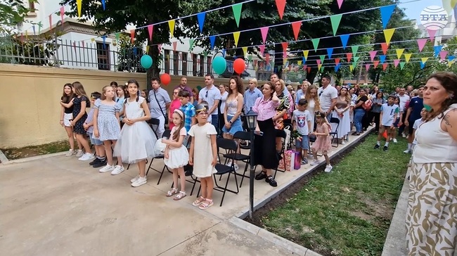 Българското неделно училище „Йордан Йовков“ в Букурещ и Българското неделно училище „Трите чешми“в Извоареле закриха заедно учебната година