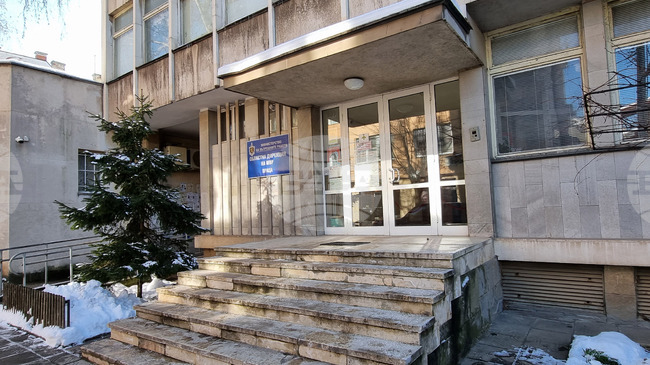 Общо 86 спортни облекла и заготовка за направата им е иззета от шивашко ателие във Враца 