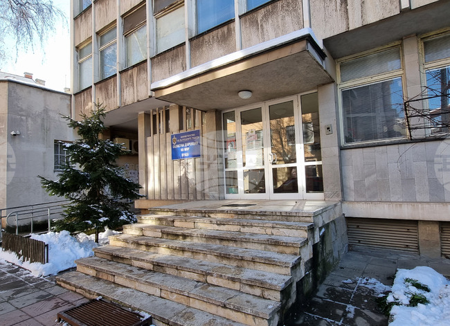 Общо 86 спортни облекла и заготовка за направата им е иззета от шивашко ателие във Враца 