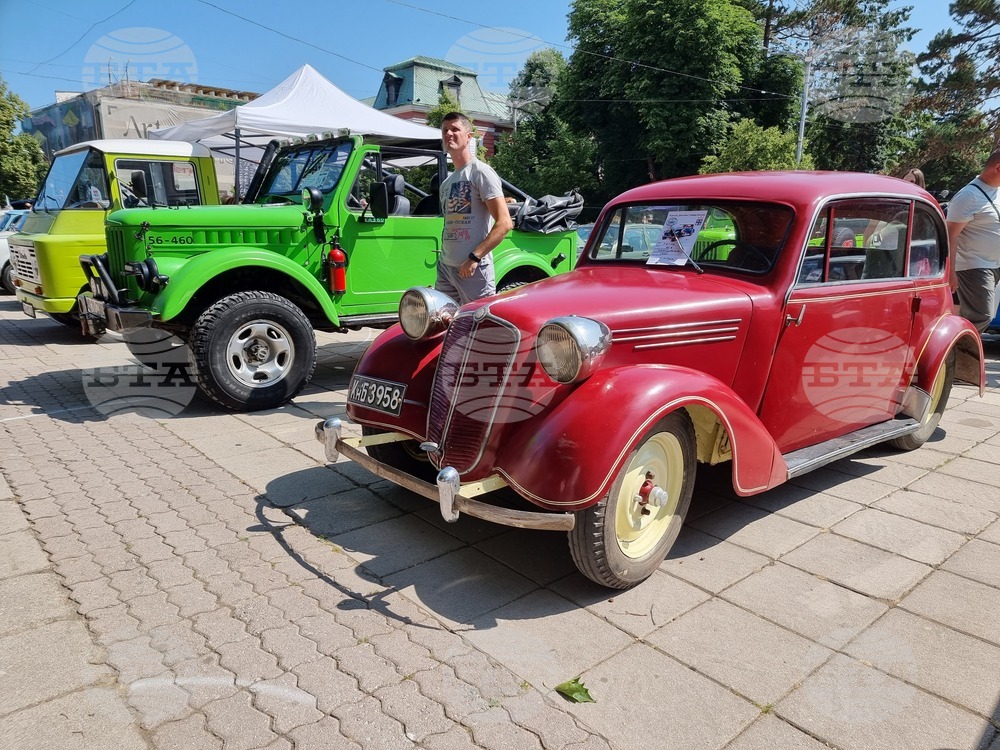 Автомобил и мотоциклет от 30-те години на миналия век показаха на ретро парад в Кюстендил