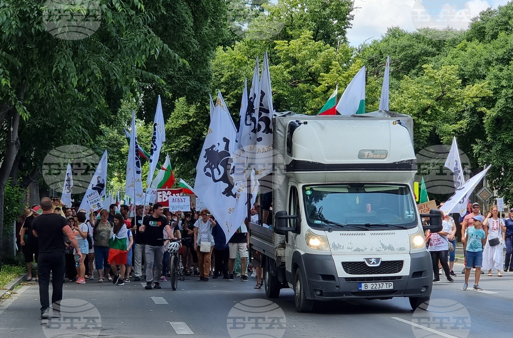 С искания за оставка на управляващите варненци се включиха в протестно шествие срещу приемането на еврото