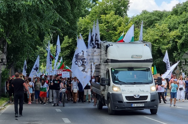 С искания за оставка на управляващите варненци се включиха в протестно шествие срещу приемането на еврото