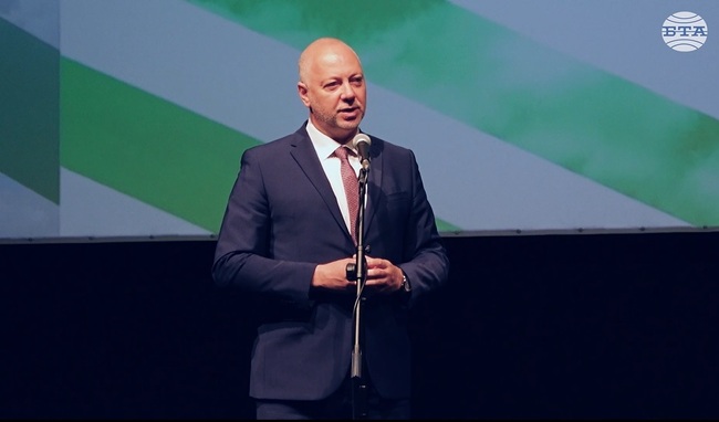 Една система може да се промени под постоянен външен натиск, заяви Росен Желязков на кариерния форум на платформата "България те иска"