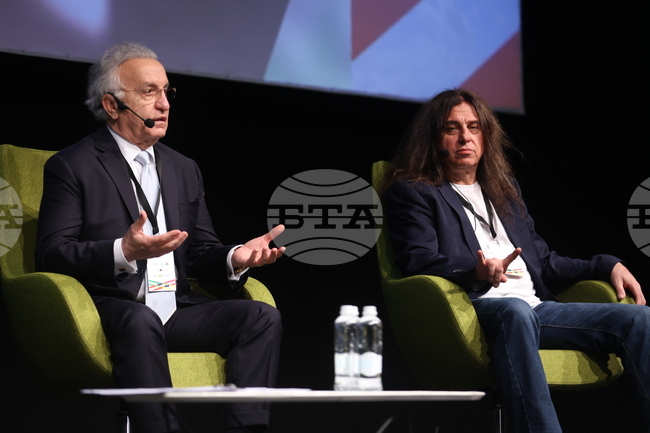 Как успяваме в България и как успяваме зад Океана, обсъдиха в дискусия музикантите и предприемачи Денис Ризов и Димитър Станчев 