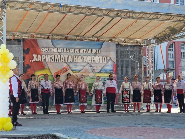 В четвъртия фестивал „Харизмата на хорото“ в Свищов взеха участие 18 състава