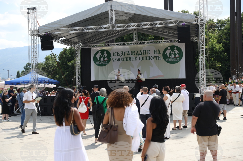 Народни певци и детски танцови състави се включиха в концерта „Традициите на бъдещето“
