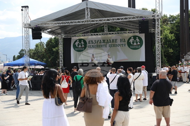 Народни певци и детски танцови състави се включиха в концерта „Традициите на бъдещето“