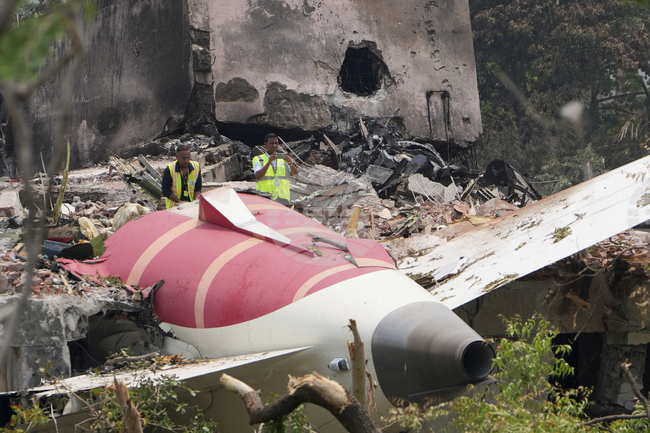 Разследването на катастрофата със самолет на "Еър Индия" не е приключило и е рано за заключения, каза директорът на авиокомпанията