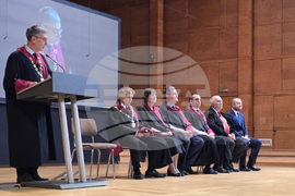 Зала България - студенти - дипломиране