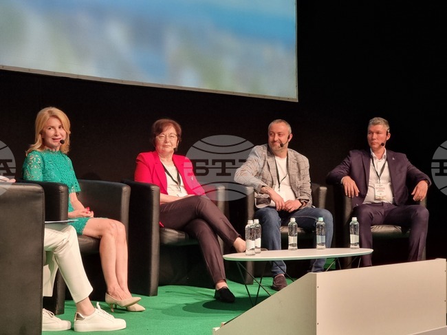 Младите хора се завръщат от чужбина в България, заявиха представители на местната власт