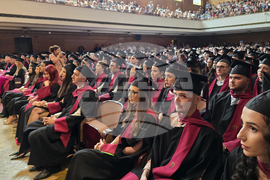 Зала „България“ - студенти - дипломиране