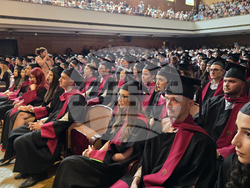 Зала „България“ - студенти - дипломиране