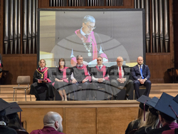 Зала „България“ - студенти - дипломиране