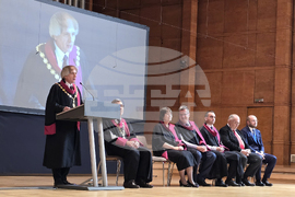 Зала „България“ - студенти - дипломиране