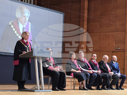 Зала „България“ - студенти - дипломиране