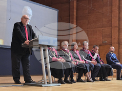 Зала „България“ - студенти - дипломиране