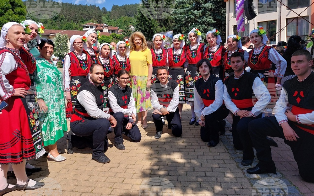 Вицепрезидентът в Трън: Българският фолклор е коренът, който ни прави силни