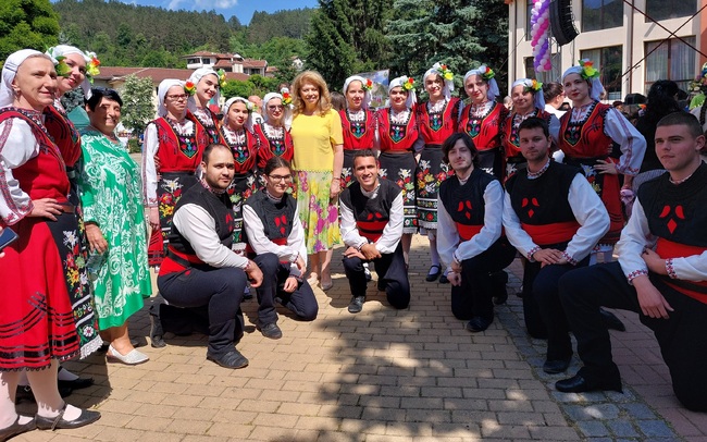 Вицепрезидентът в Трън: Българският фолклор е коренът, който ни прави силни