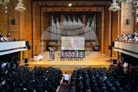 Зала „България“ - студенти - дипломиране