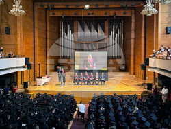 Зала „България“ - студенти - дипломиране