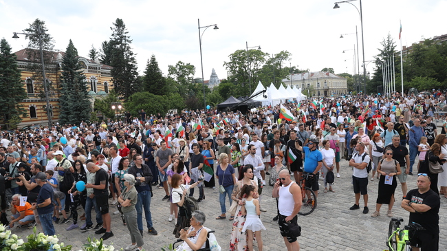 Citizens in Sofia Stage Demonstration in Support of Family